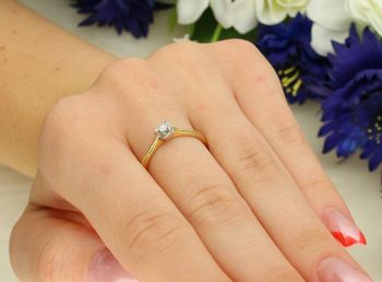 Elegancki złoty pierścionek Wieczna Miłość z diamentem 0,95 ct, barwa H, czystość SI, trzy ramiona z białego złota. Idealny na zaręczyny lub prezent z certyfikatem autentyczności.3.jpg